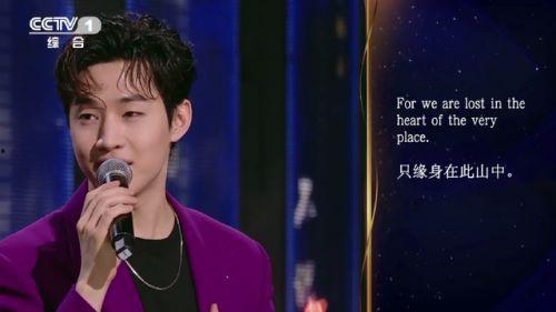 郑棋元最新恋情爆料图片,甜蜜牵手新欢，甜蜜瞬间引网友热议！”